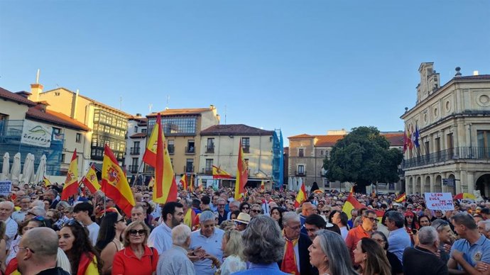 La plaza de San Marcelo de la capital leonesa ha acogido una concentración en solidaridad por la crisis migratoria de Ceuta convocada por la Asociación Héroes de Cavite.