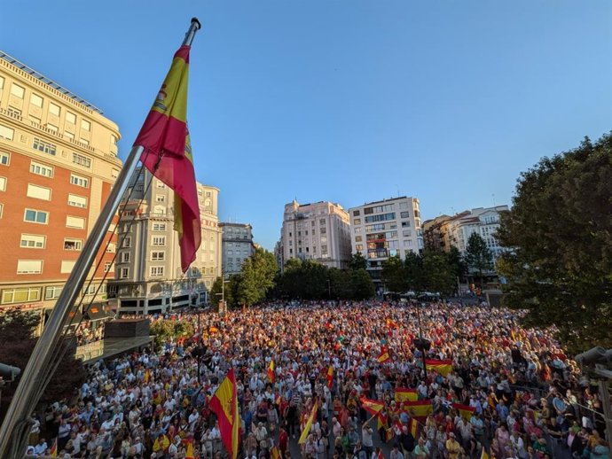 Santander se vuelca con Ceuta en una concentración multitudinaria en la plaza del Ayuntamiento