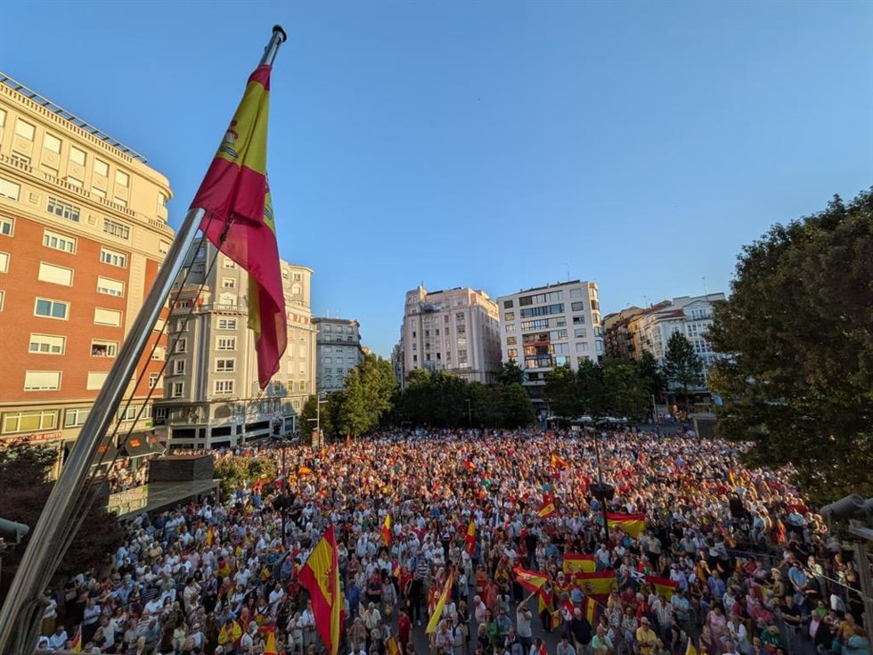 Santander se vuelca con Ceuta en una concentración multitudinaria en la plaza del Ayuntamiento