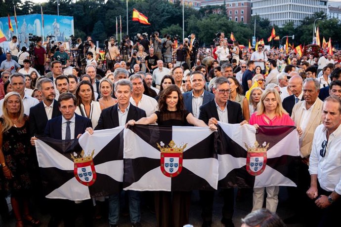 La presidenta de la Comunidad de Madrid, Isabel Díaz Ayuso, y el alcalde de la capital, José Luis Martínez-Almeida, junto con otros miembros del PP de Madrid en la concentración en apoyo a Ceuta en la plaza de Cibeles