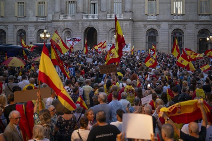 Manifestantes durante una concentración en apoyo a la población ceutí, a 2 de septiembre de 2026, en Barcelona, Catalunya (España). Coincidiendo con el Día de Ceuta, más de 260 municipios españoles han sido convocados para mostrar su apoyo al pueblo ceutí