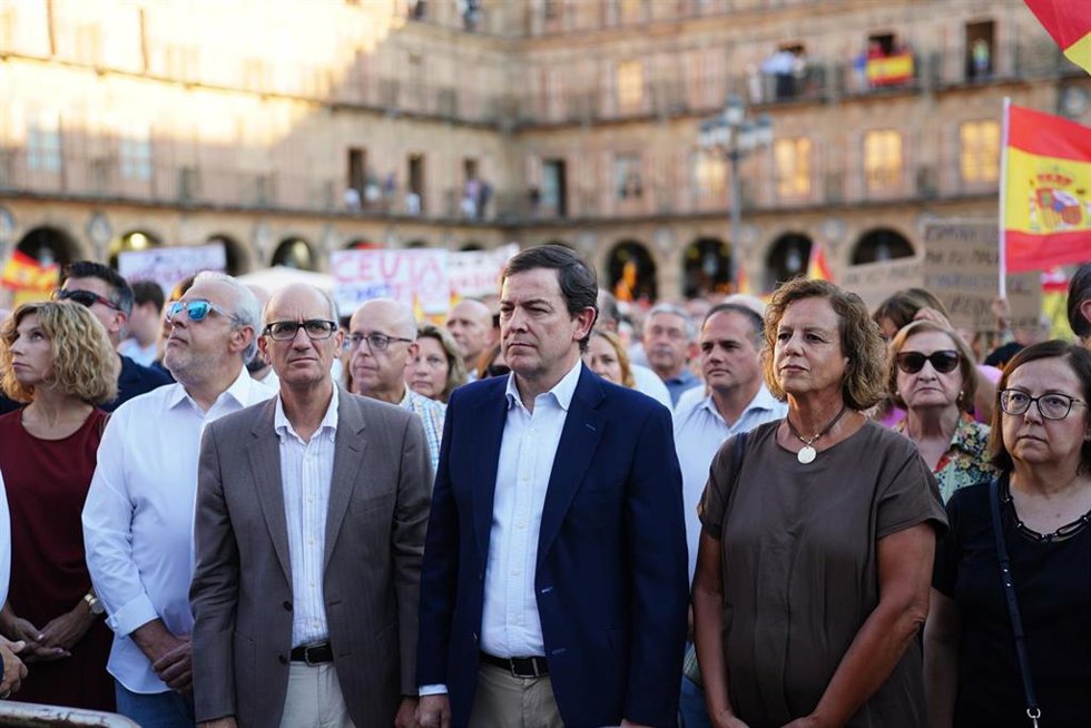 El presidente de la Junta de Castilla y León, Alfonso Fernández Mañueco (c), durante una concentración en solidaridad con Ceuta, en la Plaza Mayor, a 2 de septiembre de 2026, en Salamanca, Castilla y León (España)