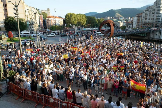 Miles de personas se concentran en Euskadi en apoyo a Ceuta, con contramanifestaciones contra el fascismo y el racismo