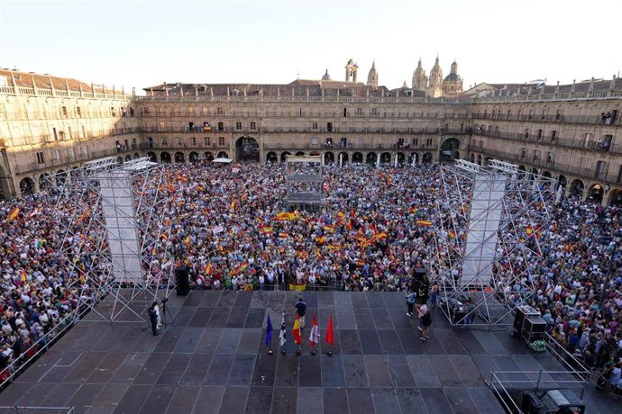 Decenas de personas durante una concentración en solidaridad con Ceuta, en la Plaza Mayor, a 2 de septiembre de 2026, en Salamanca, Castilla y León (España)