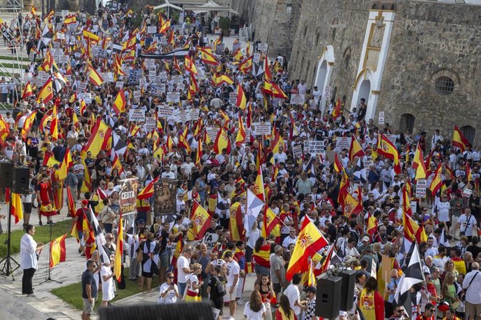 Decenas de personas durante una concentración para protestar por las consecuencias de la crisis migratoria, a 2 de septiembre de 2026, en Ceuta (España). La concentración se ha convocado con motivo de la celebración del Día de Ceuta. Más de 260 localidade