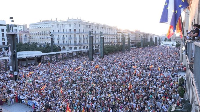 Decenas de miles de personas apoyan a Ceuta en la plaza del Pilar de Zaragoza
