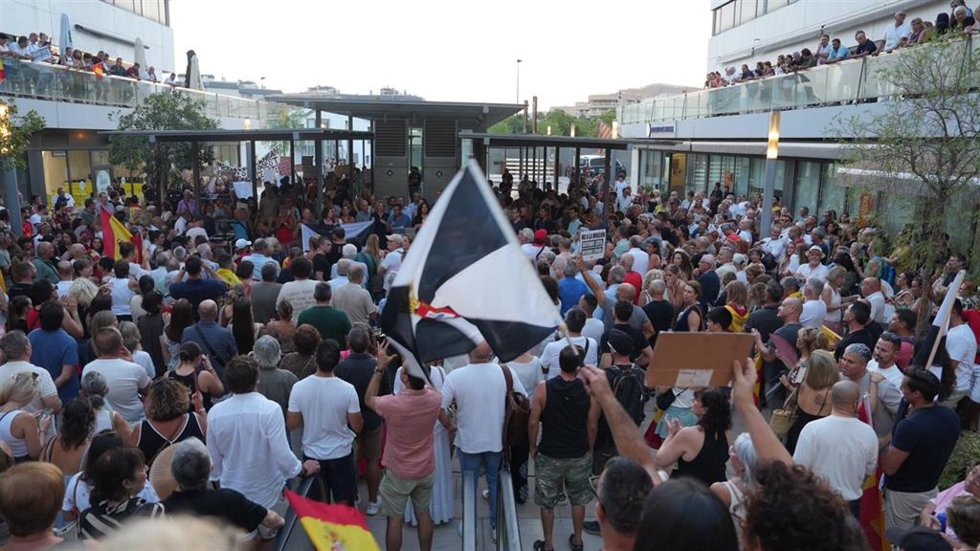 Centenares de personas se manifiestan en Eivissa en solidaridad con Ceuta.