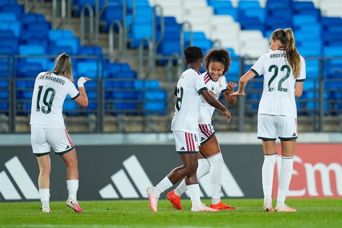 Felicia Schroder celebra con Eva Navarro, Linda Caicedo y Bella Andersson su gol en el Real Madrid-Ajax de la Champions Femenina 26-27