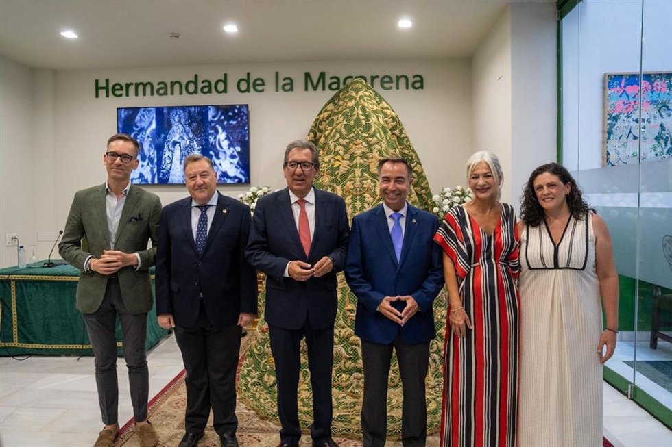 Presentación del proyecto de restauración del manto de malla de María Santísima de la Esperanza.
