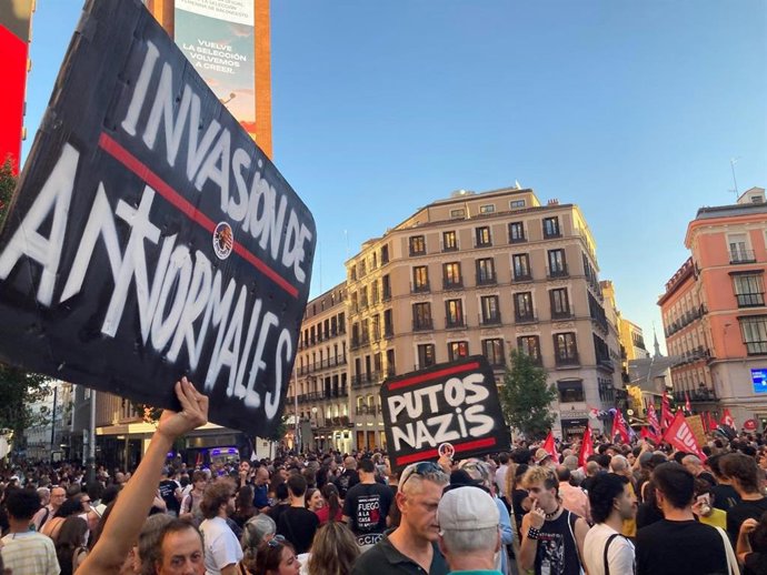 Cientos de asistentes acuden en Callao (Madrid) al llamamiento 'Paremos los pies al racismo' ante la crisis de Ceuta