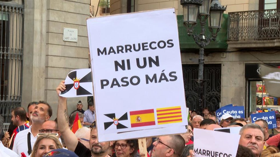 Dos manifestaciones contrarias sobre Ceuta llenan plaza Sant Jaume de Barcelona
