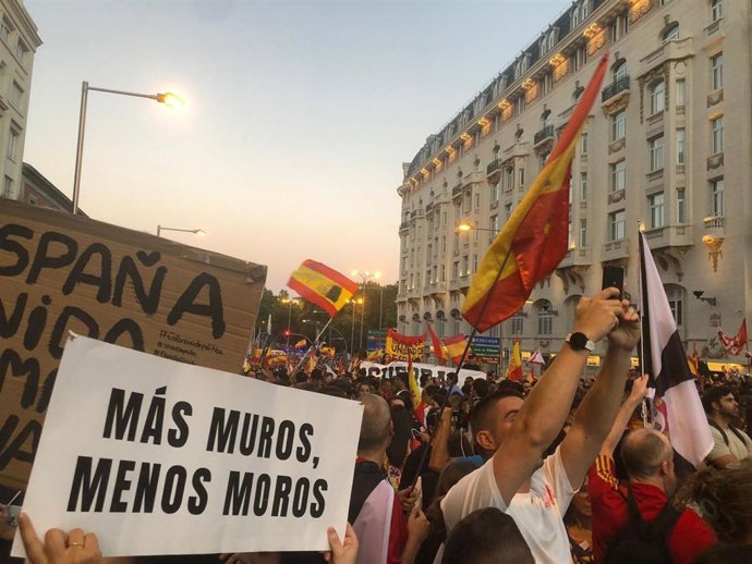 Cientos de ceutíes residentes en la capital se han reunido este miércoles frente al Congreso de los Diputados