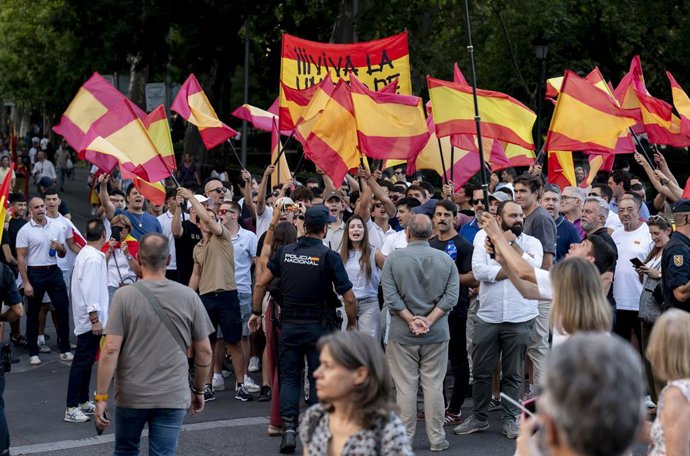 Dezenas de pessoas durante uma manifestação em comemoração ao Dia da Cidade Autônoma de Ceuta, em 2 de setembro de 2026, em Madri (Espanha). O protesto, organizado pela iniciativa cidadã “Por Ceuta”, tem como lema “Ceuta nos une”.