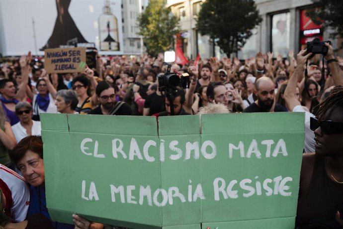Varias personas durante una concentración contra el racismo en Ceuta, en la plaza de Callao, a 2 de septiembre de 2026, en Madrid (España).