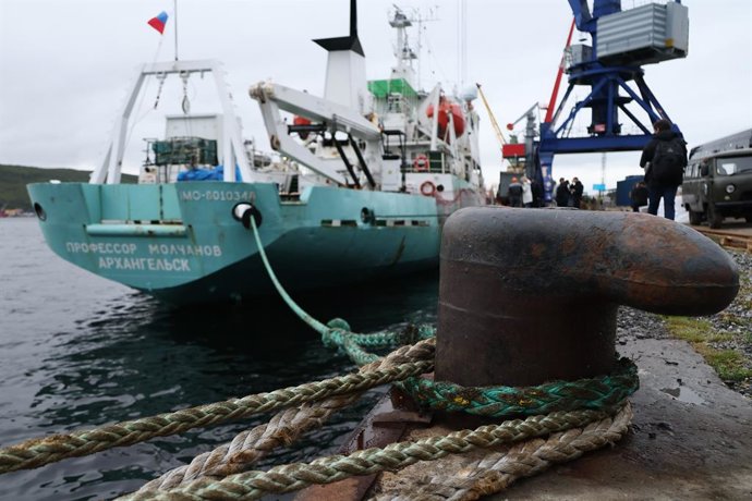 RÚSSIA, MURMANSK – 25 DE AGOSTO DE 2026: O navio de pesquisa “Professor Molchanov” é visto durante os preparativos para uma expedição de pesquisa da Sociedade Geográfica Russa. A expedição, que partirá de Murmansk, coletará materiais para a elaboração do