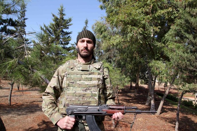 Archivo - El estadounidense Matthew VanDyke, con uniforme militar y empuñando un fusil de asalto, en Alepo, Siria, en octubre de 2012