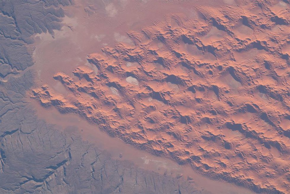 Archivo - Imagen de la NASA de una red de dunas en el desierto del Sáhara en Argelia