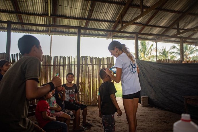 Archivo - La fundadora y presidenta de Charcos y Semillas, Alba Cano, en su participación en el proyecto de cooperación sanitaria desarrollado en la Amazonía peruana