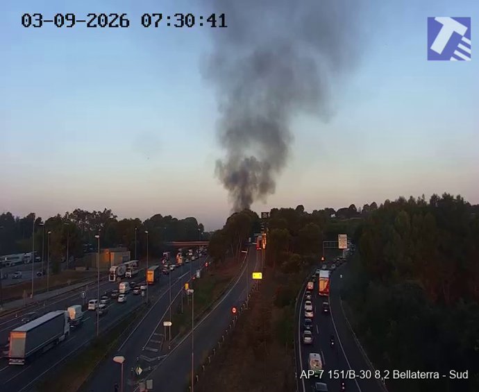 Carril reabierto en la AP-7 tras un incendio en Cerdanyola (Barcelona)