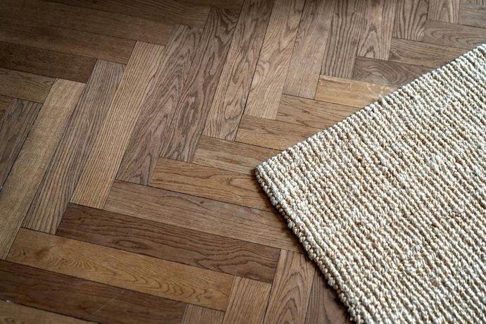 Un suelo de madera en espiga