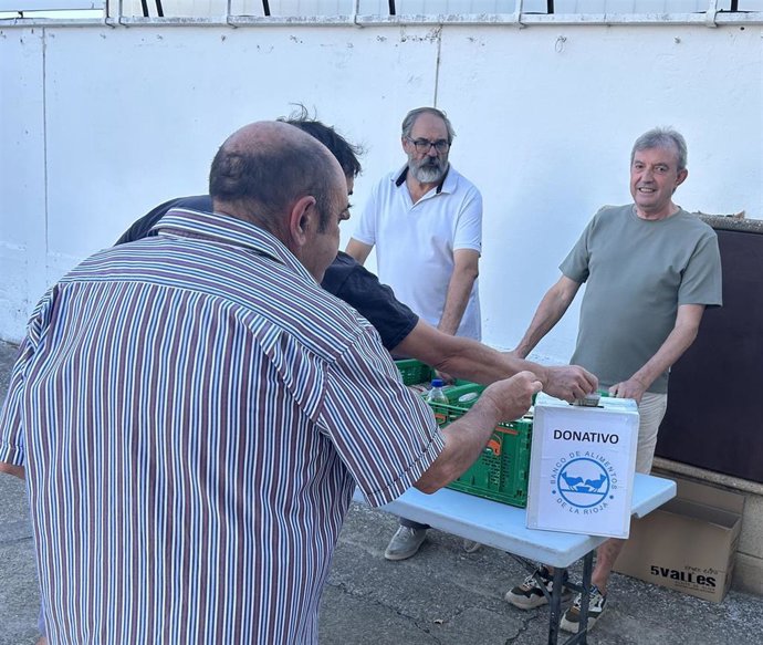 El Club Deportivo Arnedo entrega 75 kilos de alimentos y 181,51 euros al Banco de Alimentos de La Rioja