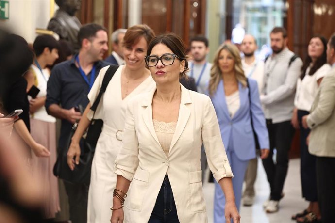 La ministra de Juventud e Infancia, Sira Rego, atiende a los medios a su llegada a una sesión plenaria en el Congreso de los Diputados, a 3 de septiembre de 2026, en Madrid (España). 