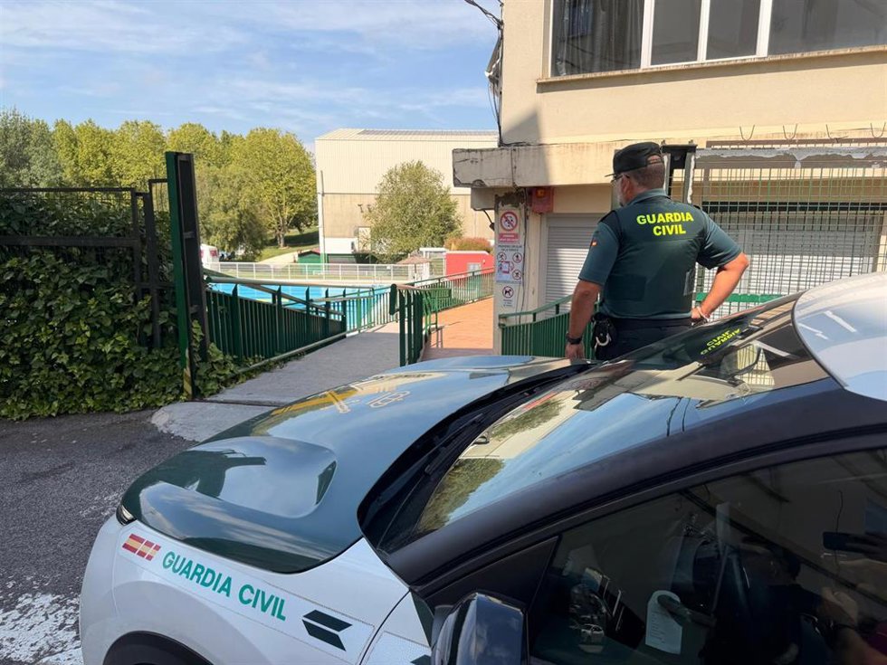 Un guardia civil en las piscinas municipales de Noáin.