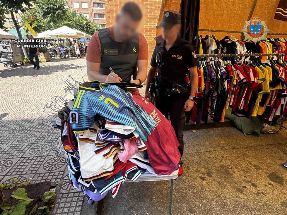 Archivo - Prendas falsificadas intervenidas por la Guardia Civil y la Policía Local