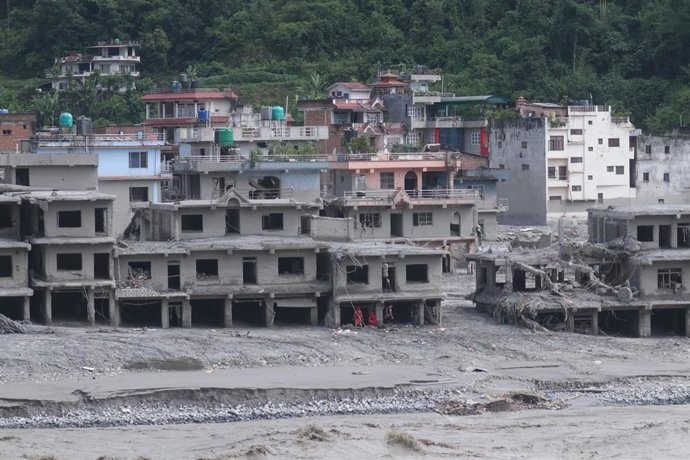 Daños materiales por la devastadora riada registrada el 26 de agosto de 2026 en el norte de Nepal, en la frontera con China (archivo)