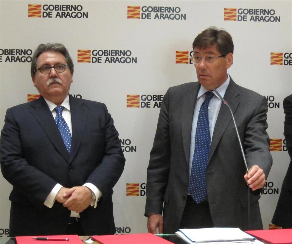 Archivo - El presidente de la Cámara de Comercio de Zaragoza y del Consejo Superior de Cámaras de Comercio, Manuel Teruel y el consejero de Industria e Innovación del Gobierno de Aragón, Arturo Aliaga.