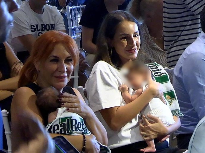Luna Serrat, con sus hijas mellizas y su suegra en la presentación de Dani Ceballos como nuevo jugador del Betis