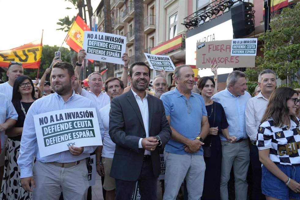 Dirigentes de Vox Murcia en la concentración en apoyo a Ceuta en la Glorieta de España