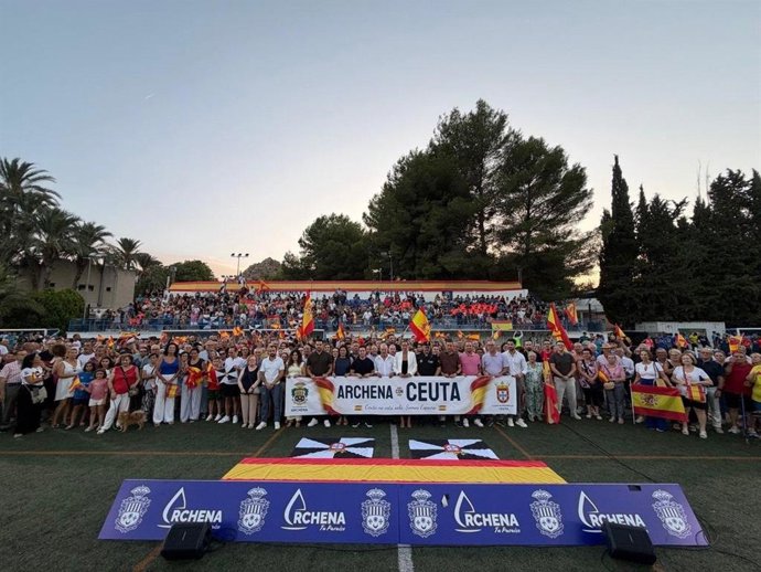 Cientos de vecinos de Archena se concentran en el campo de fútbol municipal 'Andrés Abenza' para expresar su respaldo a Ceuta ante la crisis migratoria