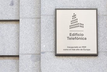 Archivo - Fachada del edificio de Telefónica en la Gran Vía, a 28 de noviembre de 2025, en Madrid (España). 