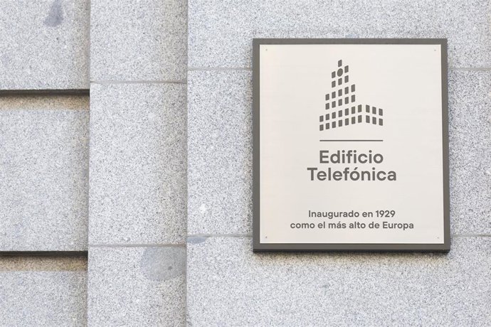 Archivo - Fachada del edificio de Telefónica en la Gran Vía, a 28 de noviembre de 2025, en Madrid (España). 
