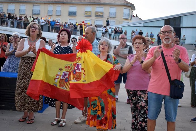 Vecinos de Las Torres de Cotillas se congregan en la plaza Adolfo Suárez para expresar su apoyo y solidaridad a Ceuta ante la crisis migratoria que atraviesa