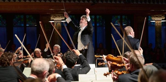 El maestro Pablo Heras-Casado dirige la prestigiosa Orquesta del Festival de Bayreuth