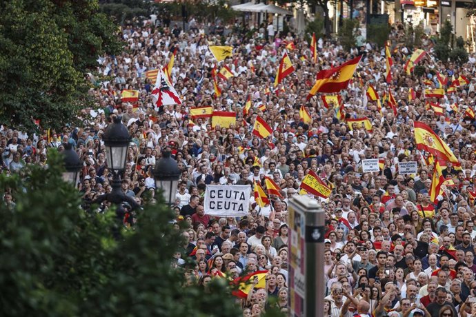 Centenars de persones durant una concentració en solidaritat amb Ceuta, a València