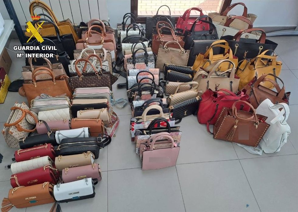 Objetos falsificados aprehendidos por la Guardia Civil.
