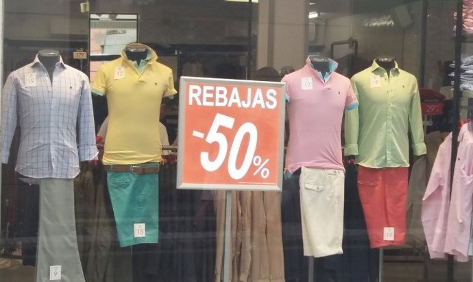 Archivo - Rebajas de verano en Andalucía.