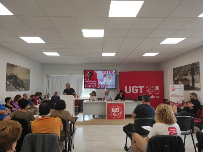 Archivo - Comité Regional de UGT Cantabria en foto de archivo