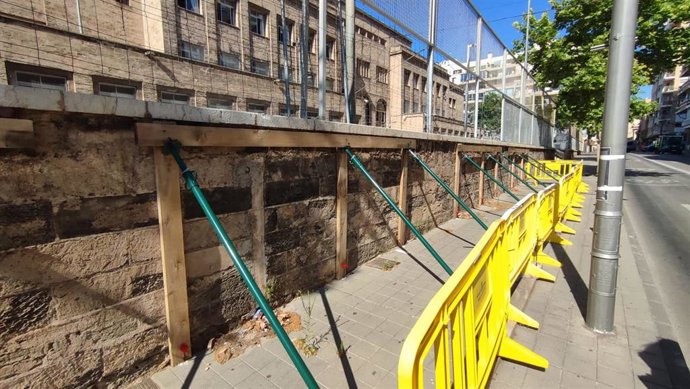 Muro apuntalado del del CEIP Jaume I