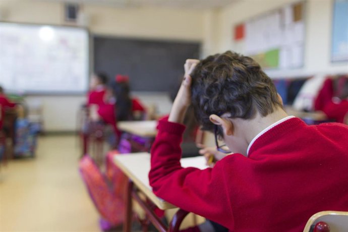 Archivo - Colegio, escuela, aula, primaria, clase, niño, niña, niños, estudiando, estudiar, escribir, escribiendo, deberes, profesor, profesora, profesores