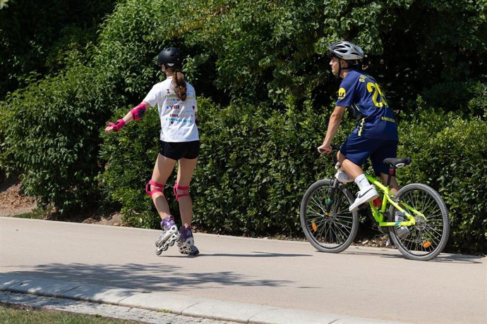 Archivo - Varias personas realizan deporte en un parque