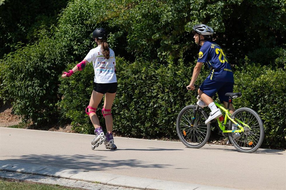 Archivo - Varias personas realizan deporte en un parque