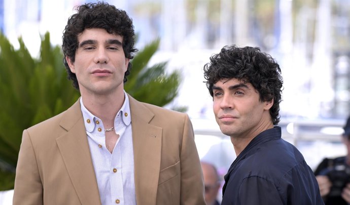 Archivo - Los directores Javier Calvo (i) y Javier Ambrosi (d) durante el photocall de la película ‘La bola Negra’