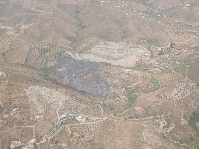 Extinguido el incendio en el paraje de la Carretera de Gorgoracha, en el término municipal de Vélez de Benaudalla.