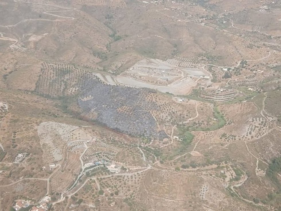 Extinguido el incendio en el paraje de la Carretera de Gorgoracha, en el término municipal de Vélez de Benaudalla.