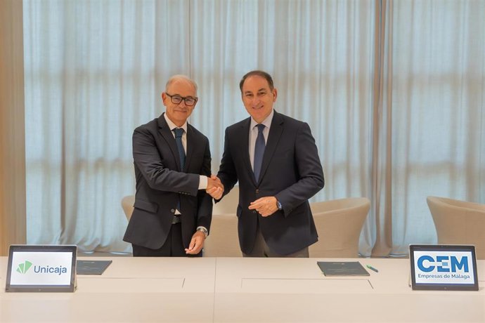 El CEO de Unicaja, Isidro Rubiales, y el presidente de CEM, Javier González de Lara, renueva acuerdo entre ambas entidades.