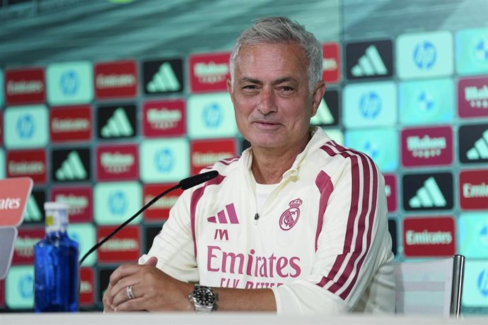 El entrenador del Real Madrid, José Mourinho, en rueda de prensa en Valdebebas.